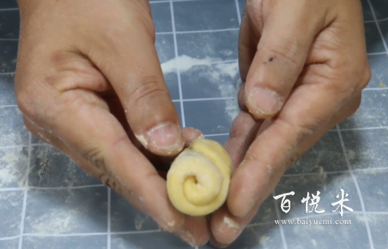 只用1碗面粉，3個(gè)雞蛋，教你懶人面包做法，有電飯鍋就能做